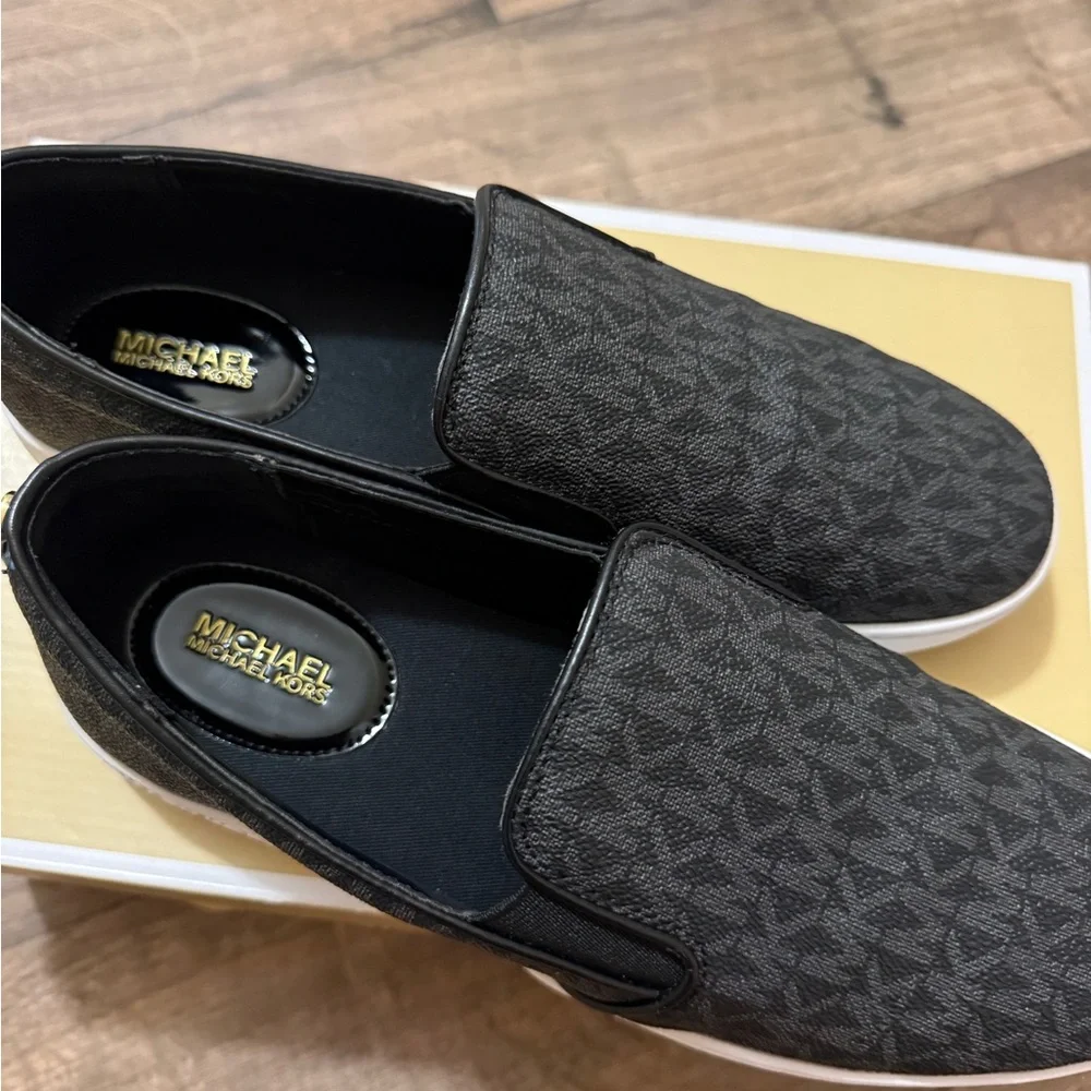 Michael Kors women’s size 8 black leather Keaton slip ons